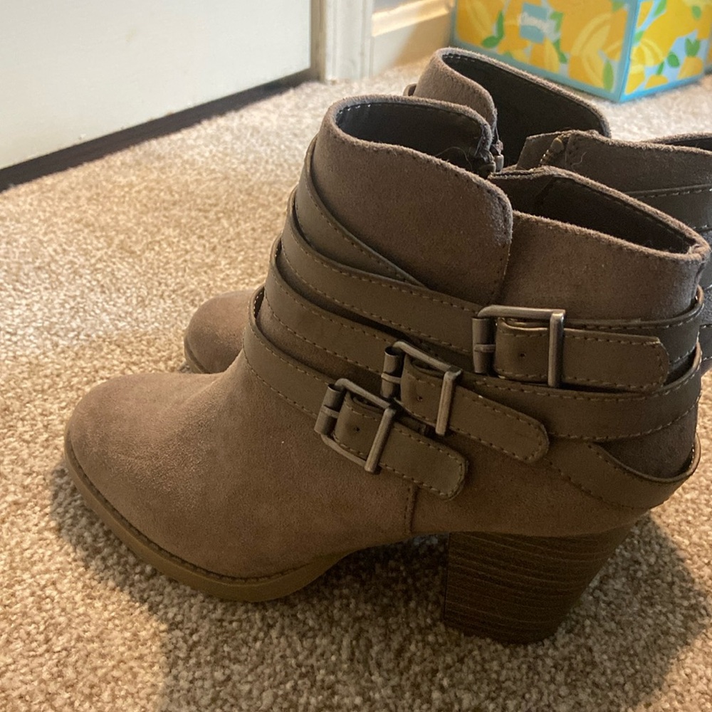 American Eagle buckled boots